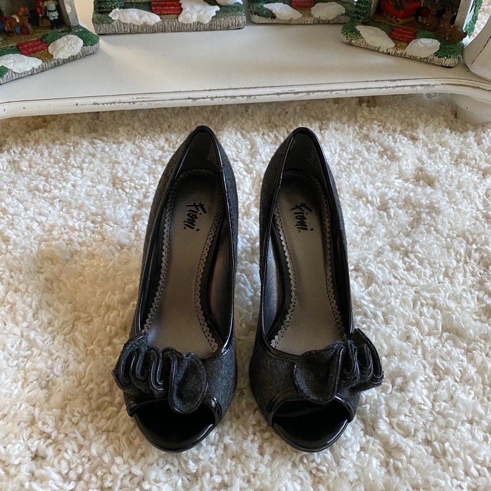 Fioni gray and black dressy peep toe 3” heel